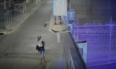 Já preso preventivamente, acusado foi flagrado por câmeras de segurança levando a vítima nos ombros