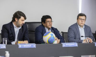 Ednaldo Rodrigues durante o conselho técnico do Brasileirão Feminino A1 2024