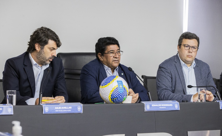 Ednaldo Rodrigues durante o conselho técnico do Brasileirão Feminino A1 2024