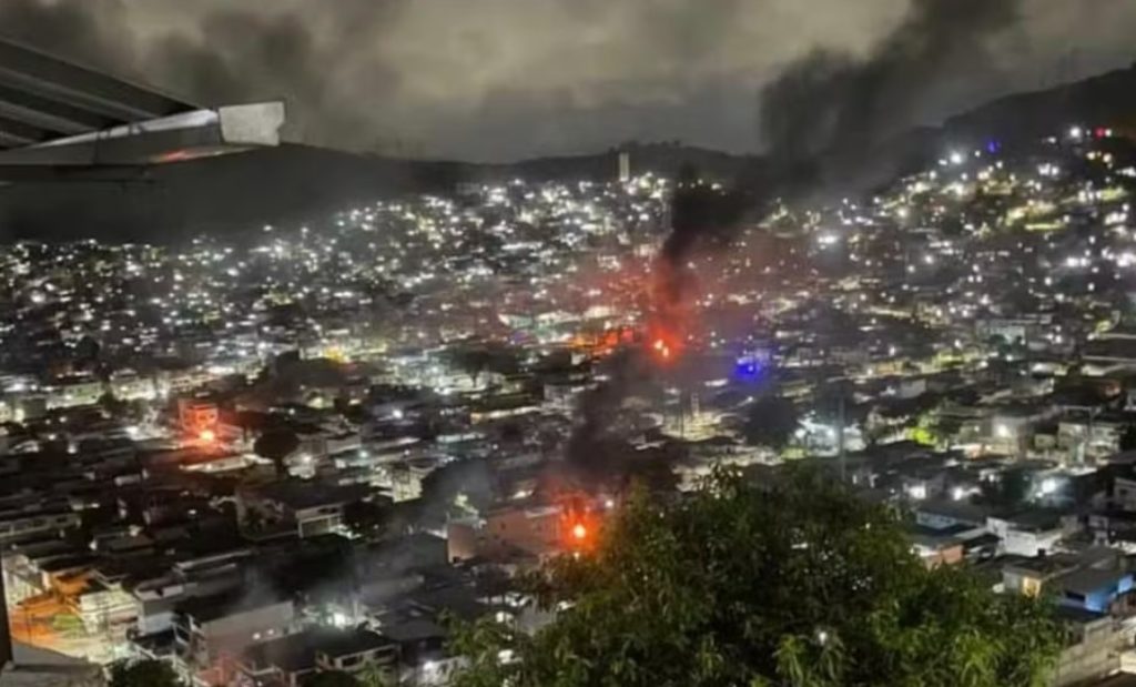 Barricadas em chamas no Complexo da Penha