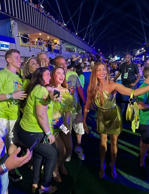 Grazi com a família na Sapucaí