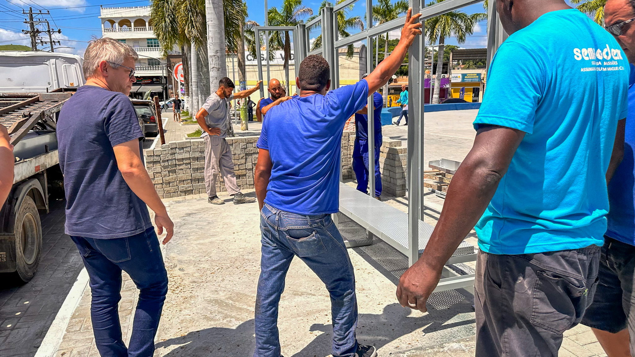 Novos abrigos de ônibus começam a ser instalados em Queimados (Foto: Igor Lima/ Divulgação)