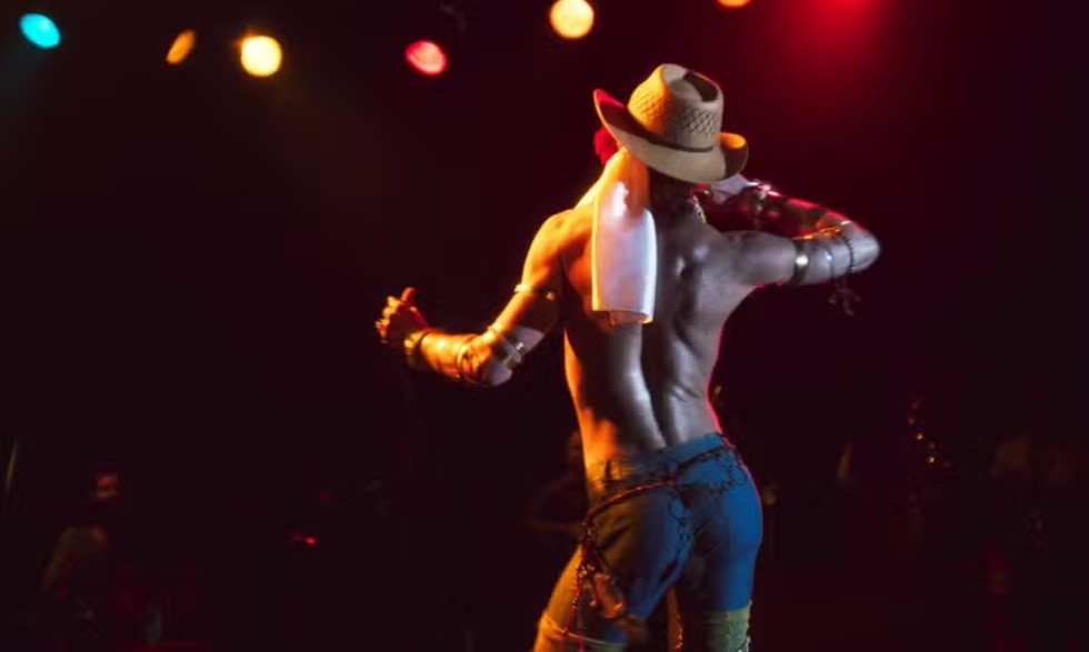 Jesuíta Barbosa como Ney Matogrosso na cinebiografia Homem com H