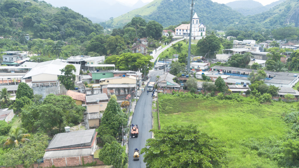 Pavimentação em 19 bairros e 53 ruas de Magé. Suruí, na foto, foi um dos distritos beneficiados.
