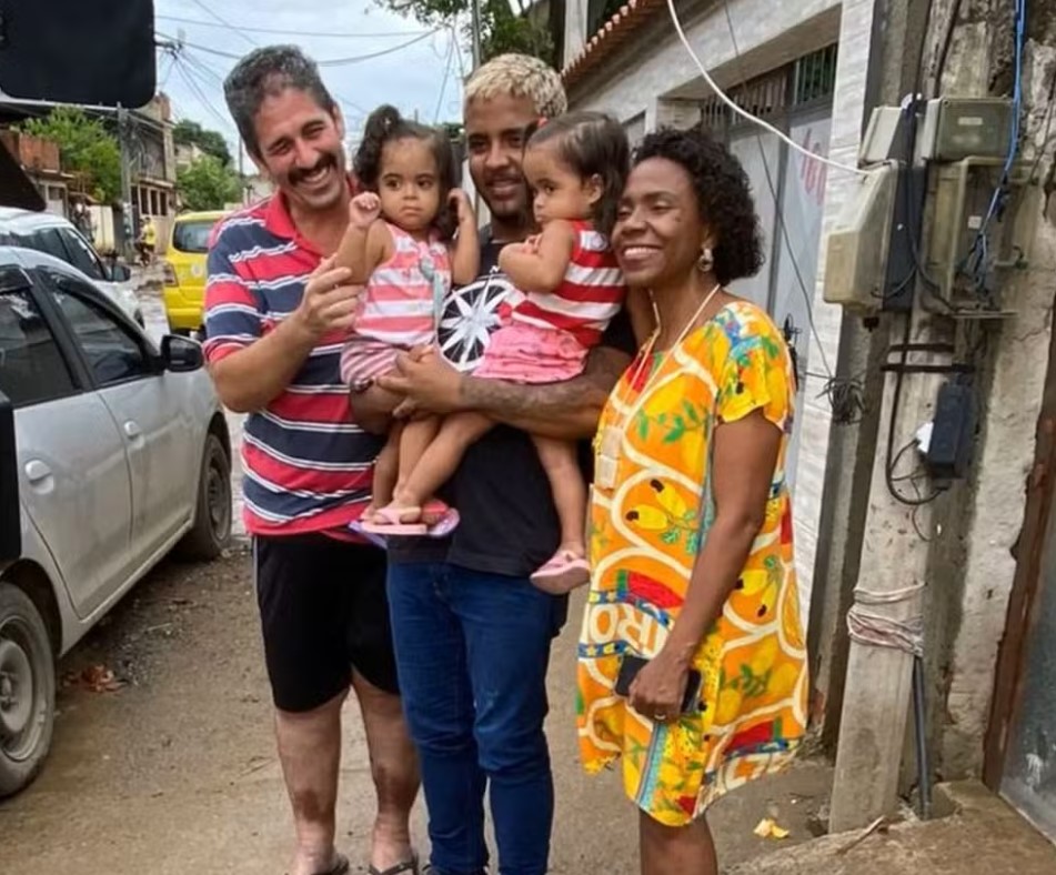 Marcos Vinicius reencontra família que resgatou de enchente em Nova Iguaçu