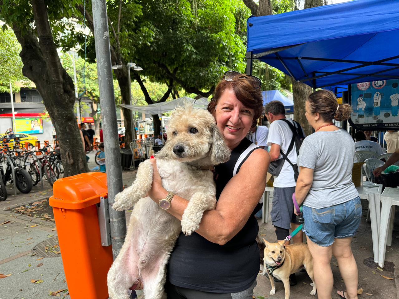 A aposentada Denise Luzes levou seu vira-lata Frederico para receber o microchip e a vacina antirrábica