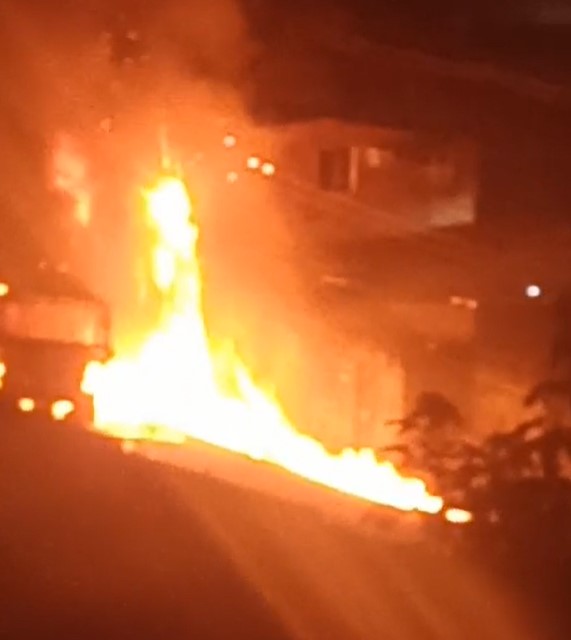 Ônibus incendiado por criminosos no Complexo da Pedreira, na Zona Norte do Rio
