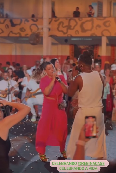 Preta Gil canta na festa de 70 anos de Regina Casé