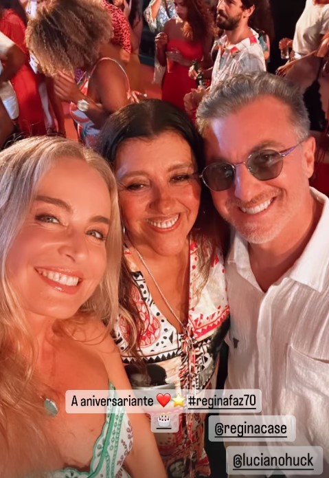 Regina Casé abraça Luciano Huck e Angélica