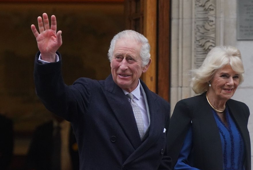 Rei Charles ao lado da esposa Camilla
