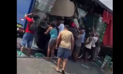 Caminhão de cerveja é saqueado após acidente na Avenida Brasil