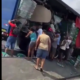 Caminhão de cerveja é saqueado após acidente na Avenida Brasil
