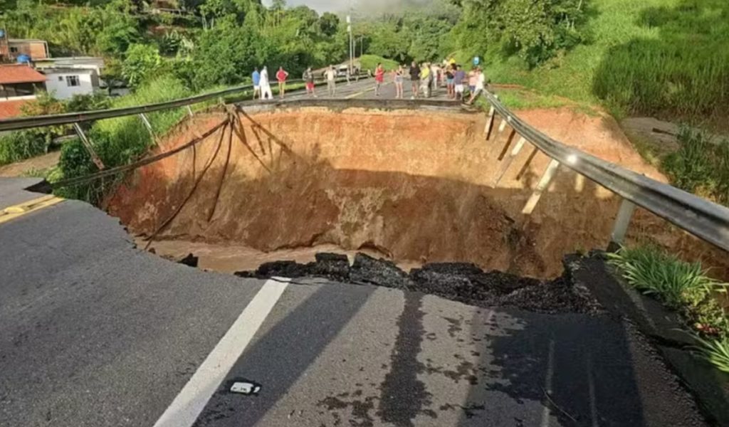 Temporal provoca abertura de cratera em rodovia federal em Barra de Piraí