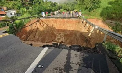 Temporal provoca abertura de cratera em rodovia federal em Barra de Piraí