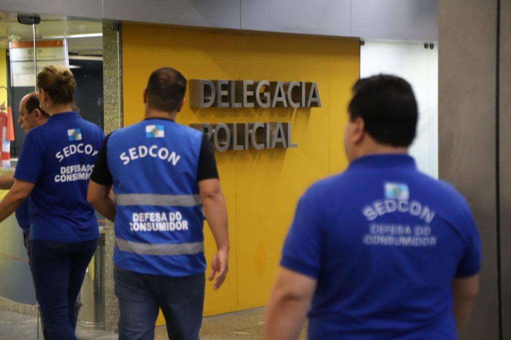 Secretaria de Defesa do Consumidor faz operação no Galeão