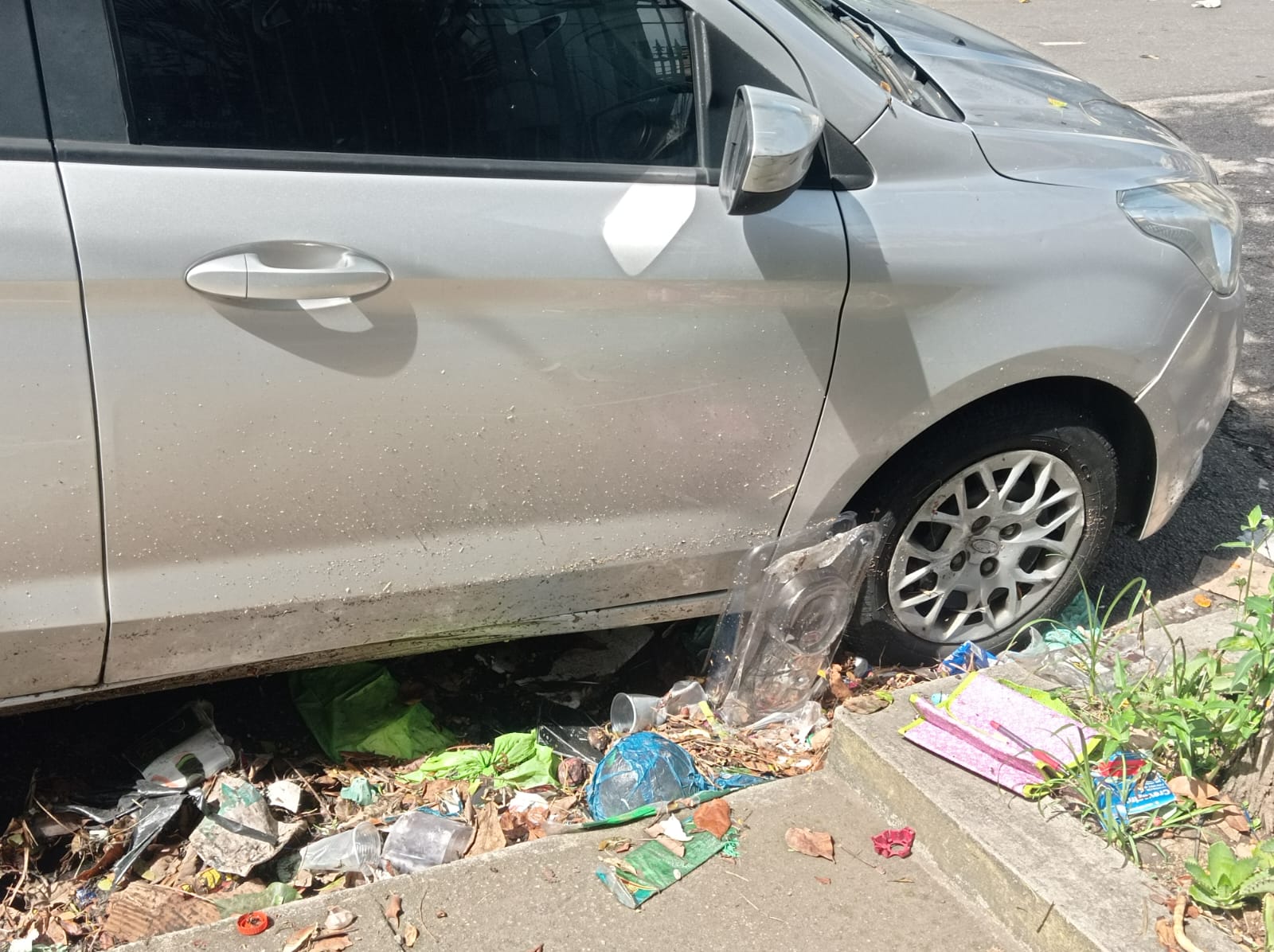 Rua Pernambuco, em Engenho de DEntro, fica alagada após temporal
