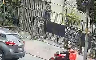 Ygor da Silva Gomes fingindo ser entregador de aplicativo de comida