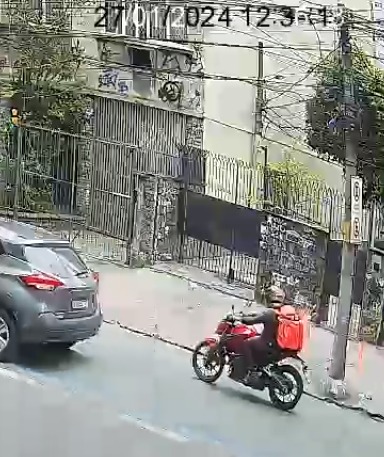 Ygor da Silva Gomes fingindo ser entregador de aplicativo de comida