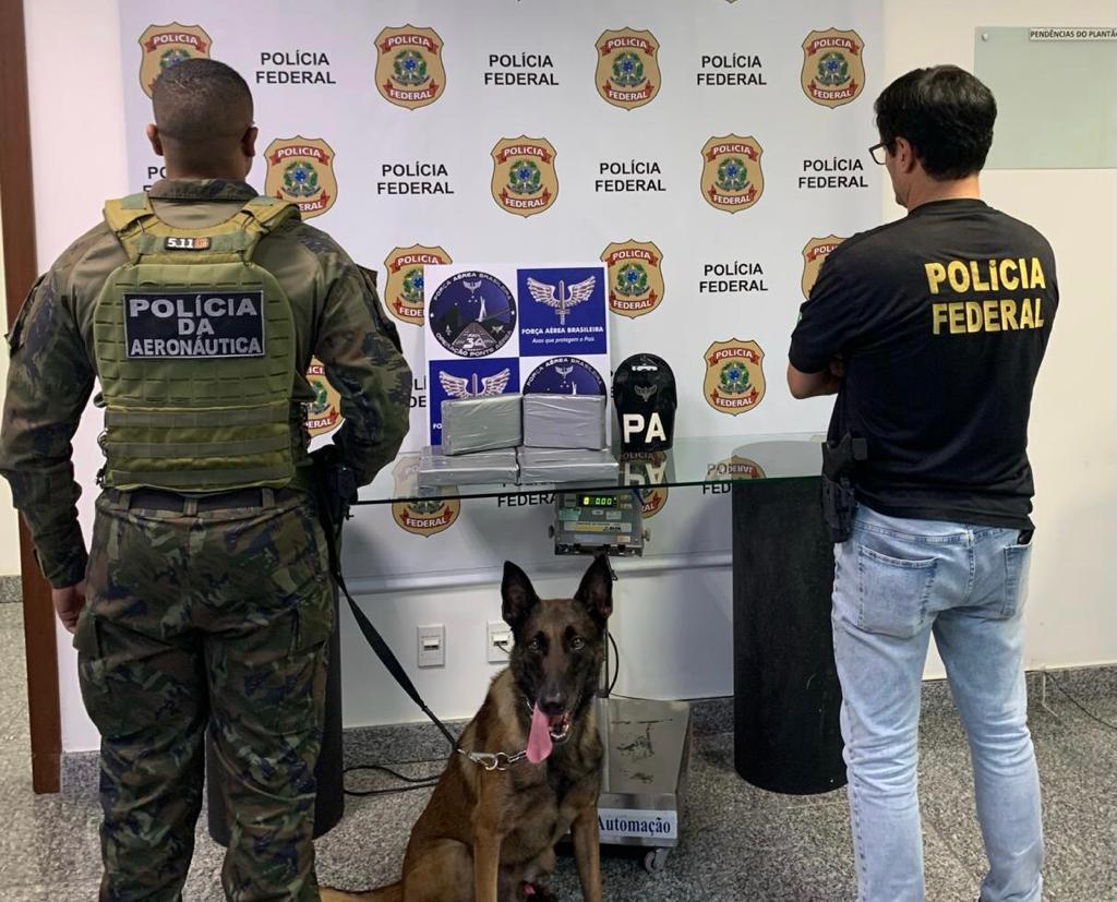 Polícia Federal e FAB apreendem em flagrante jovem transportando 6,5kg de cocaína no Aeroporto Galeão