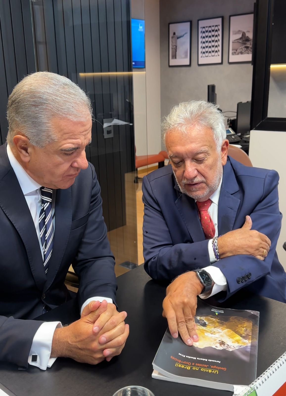 Relação das reservas conhecidas de urânio é registrada em livro e entregue ao presidente da Frente Parlamentar de Atividades Nucleares