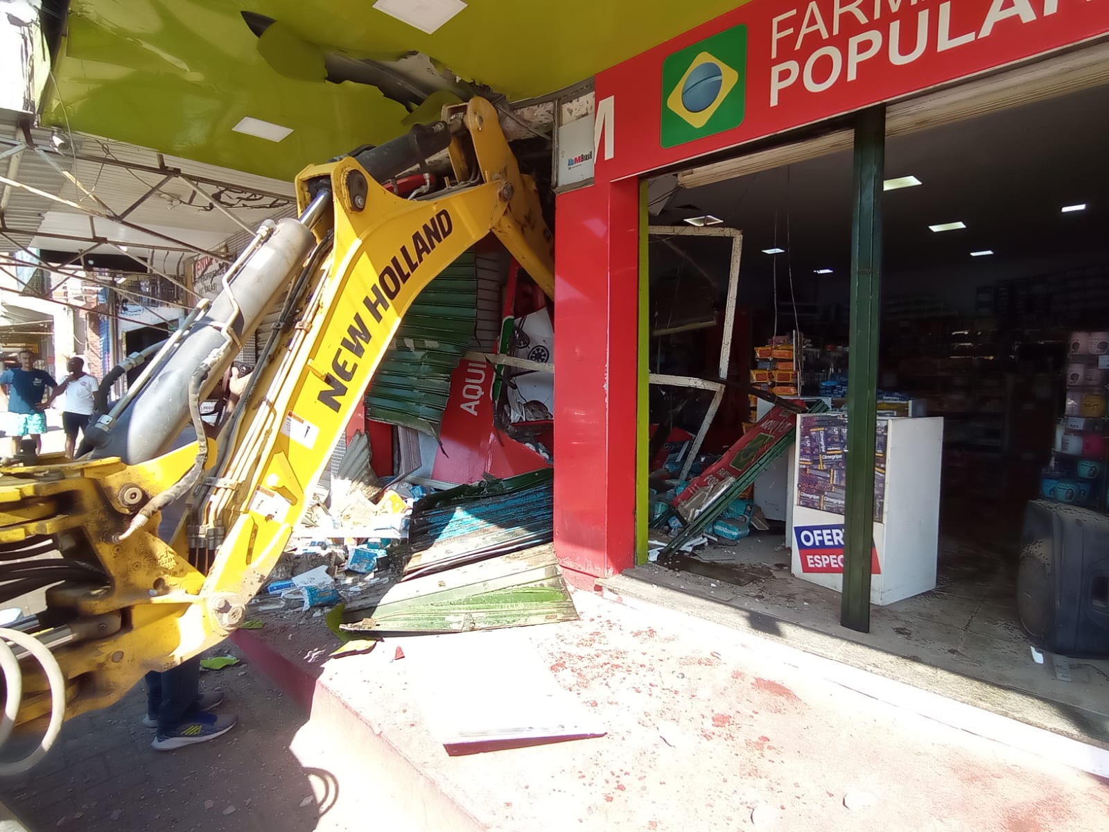 Criminosos usam retroescavadeira para roubar caixas eletrônicos
