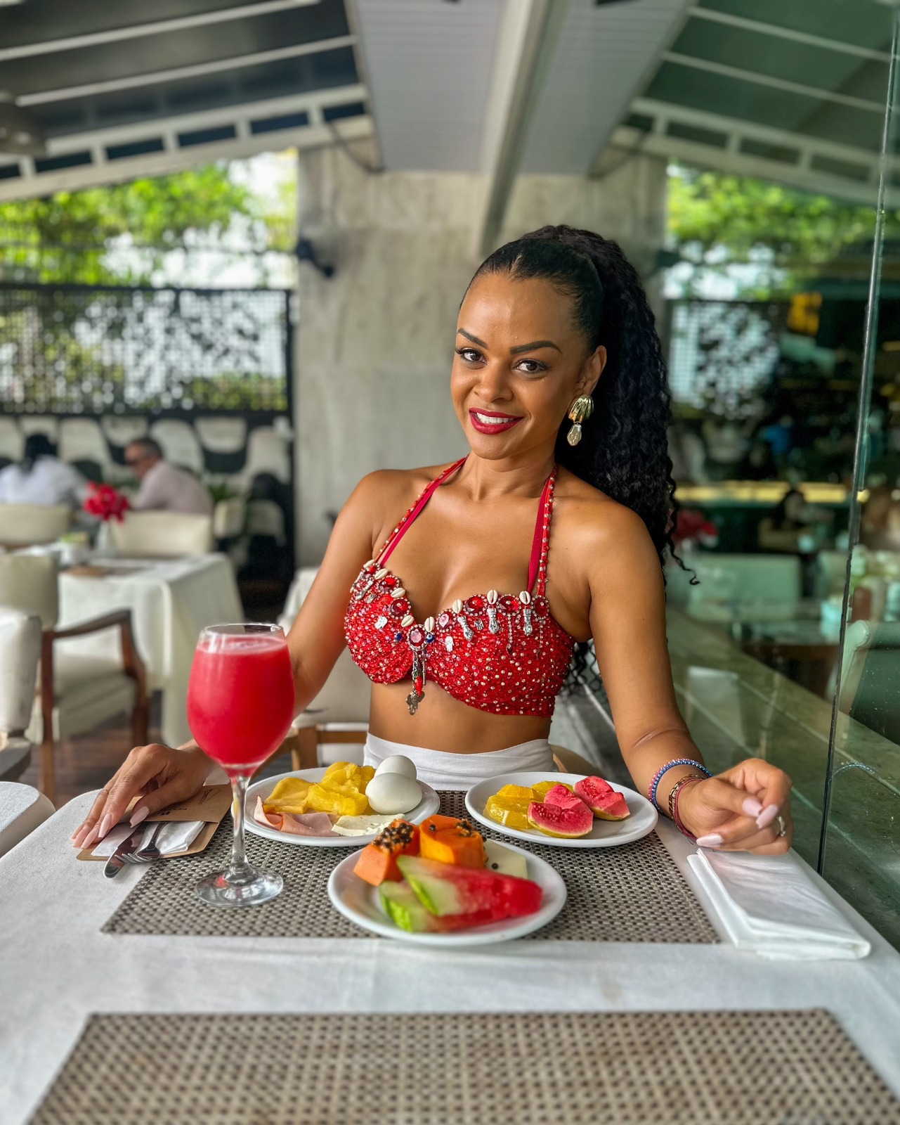 Musa da Unidos de Padre Miguel mantém forma para o Carnaval com equilíbrio e autoaceitação (Foto: Divulgação)