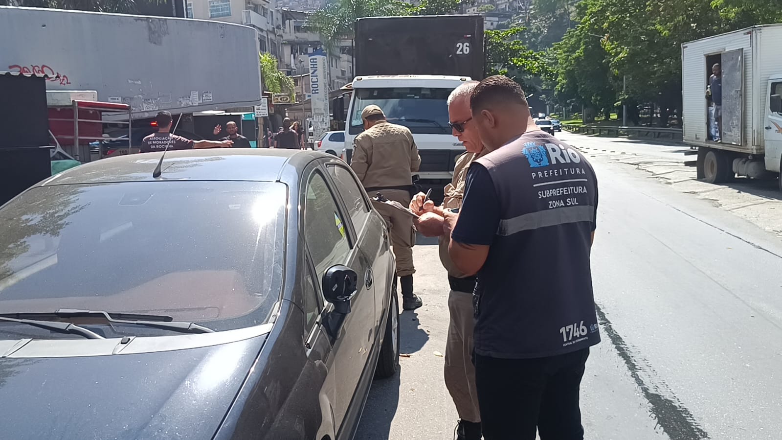 Subprefeitura da Zona Sul realiza ação de ordenamento em via da Rocinha para coibir o estacionamento irregular de veículos (Foto: Divulgação)