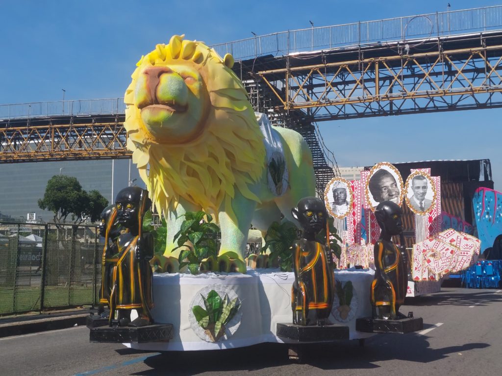 Carro alegórico na Avenida Presidente Vargas