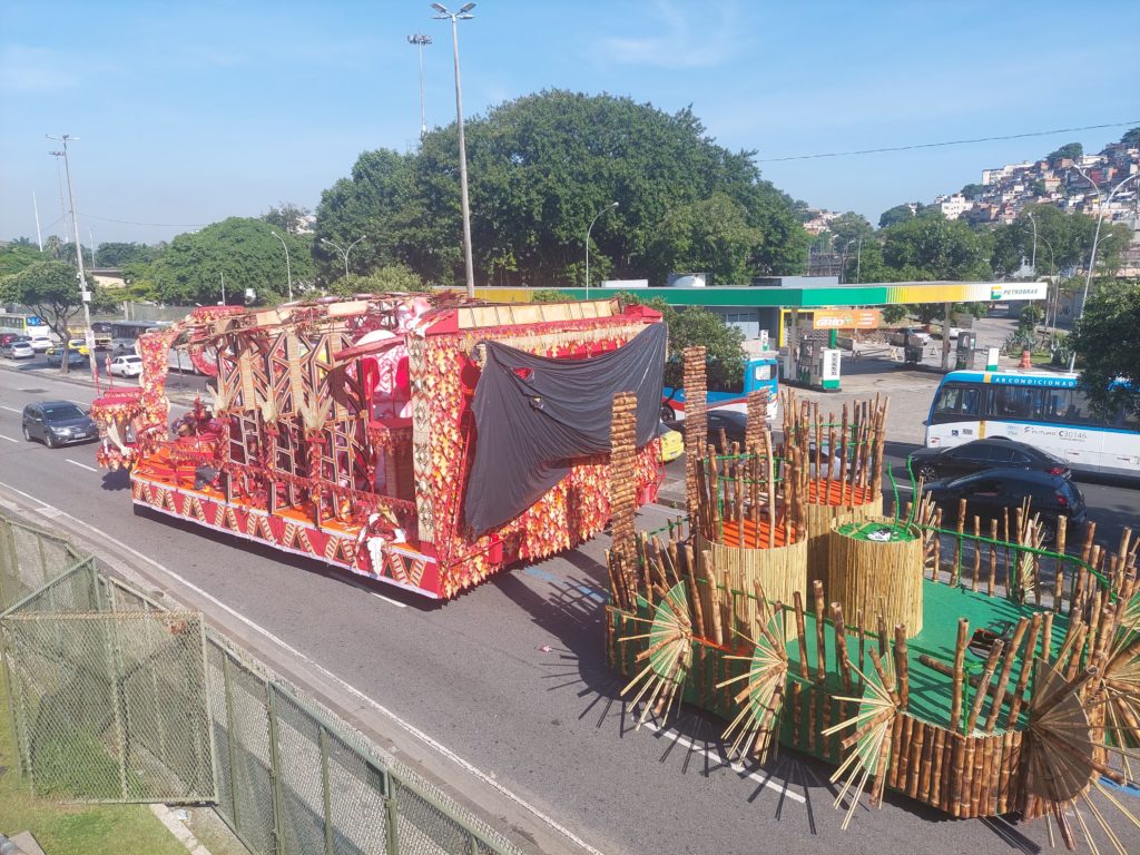 Carros alegóricos na Avenida Presidente Vargas