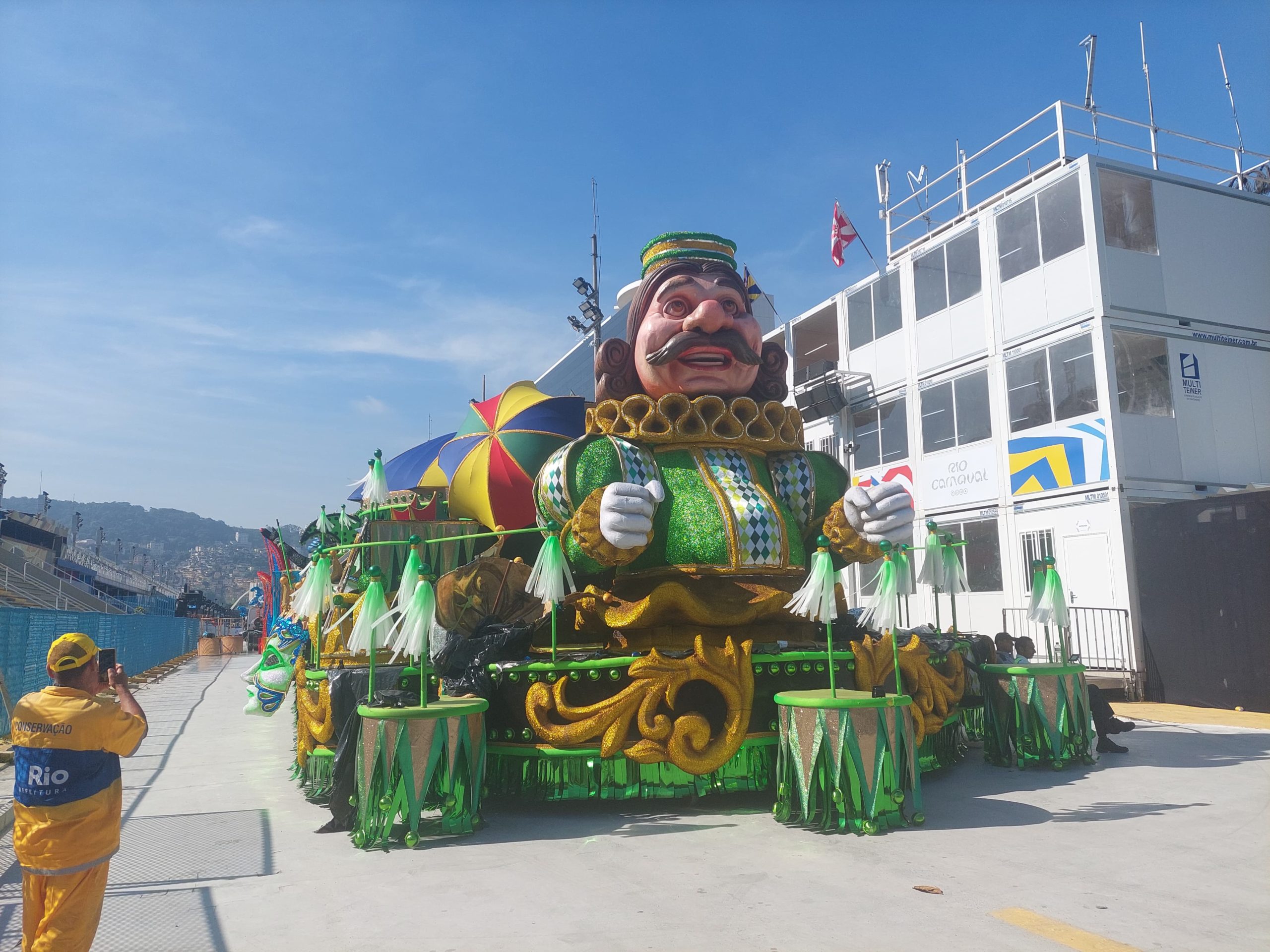 Carro alegórico na Marquês de Sapucaí