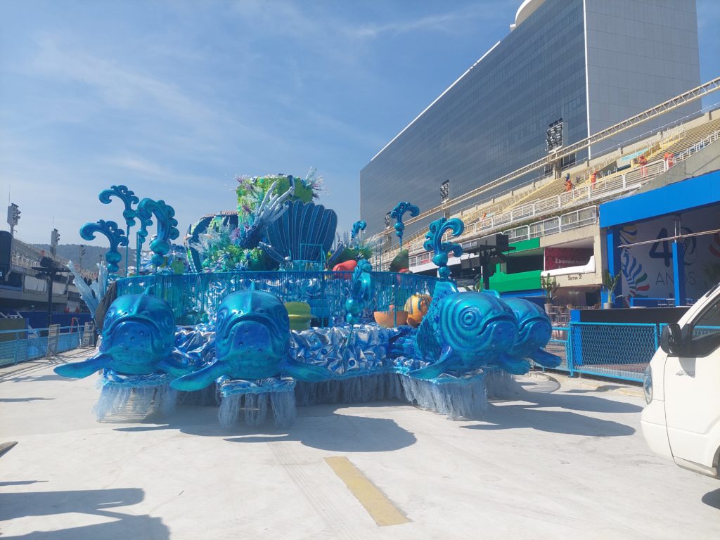 Carro alegórico na Marquês de Sapucaí