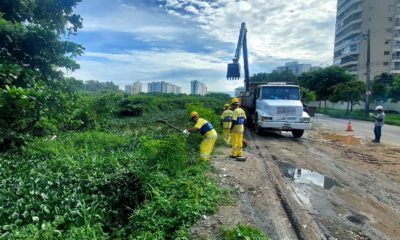 Subprefeitura de Jacarepaguá e Fundação Rio-Águas atuam na limpeza do Rio Pavuninha