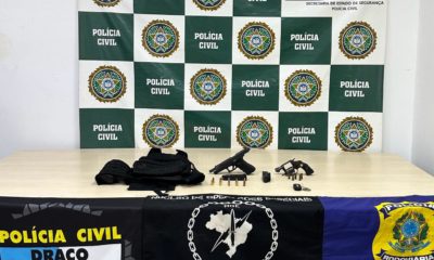 Foram apreendidos uma pistola e um veículo roubado