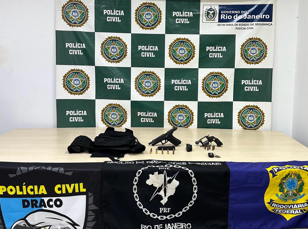 Foram apreendidos uma pistola e um veículo roubado