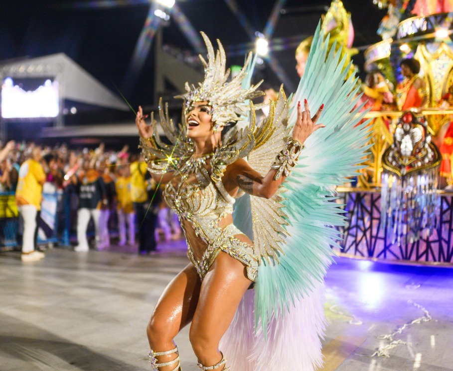 Juliana Souza faz sua estreia como musa da Vila com penas ecológicas e 230 mil cristais (Foto: Adriano Reis/ Divulgação)