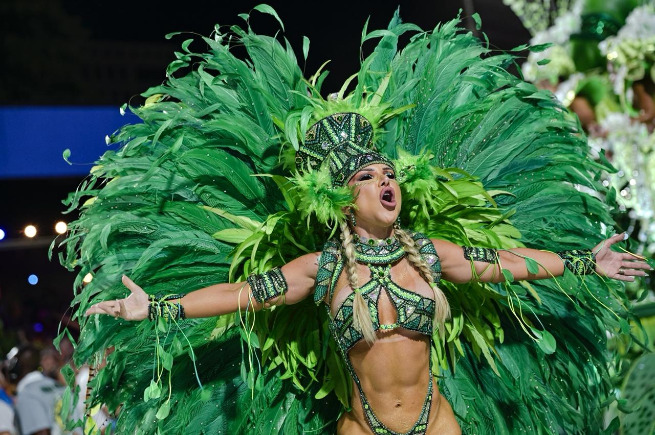 Musa da Mocidade, Fernanda Passon mostra corpão em fantasia luxuosa que pesa 30 quilos: 'Valor de um apartamento' (Foto: Diego Mendes/ Divulgação)