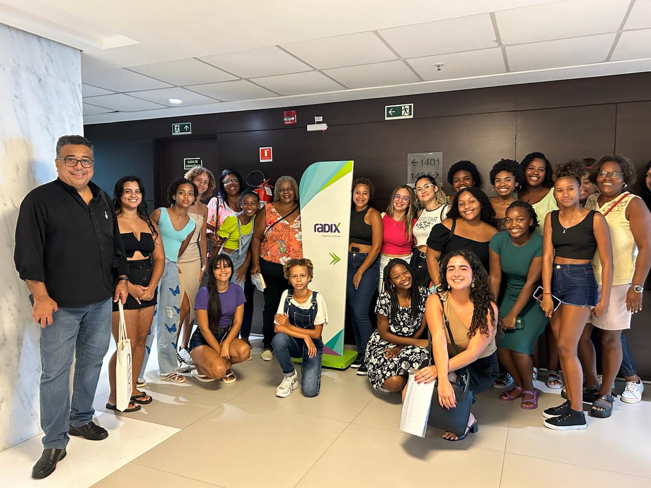 Projeto no Rio incentiva meninas pretas das favelas nas áreas de ciência, tecnologia e robótica (Foto: Divulgação)