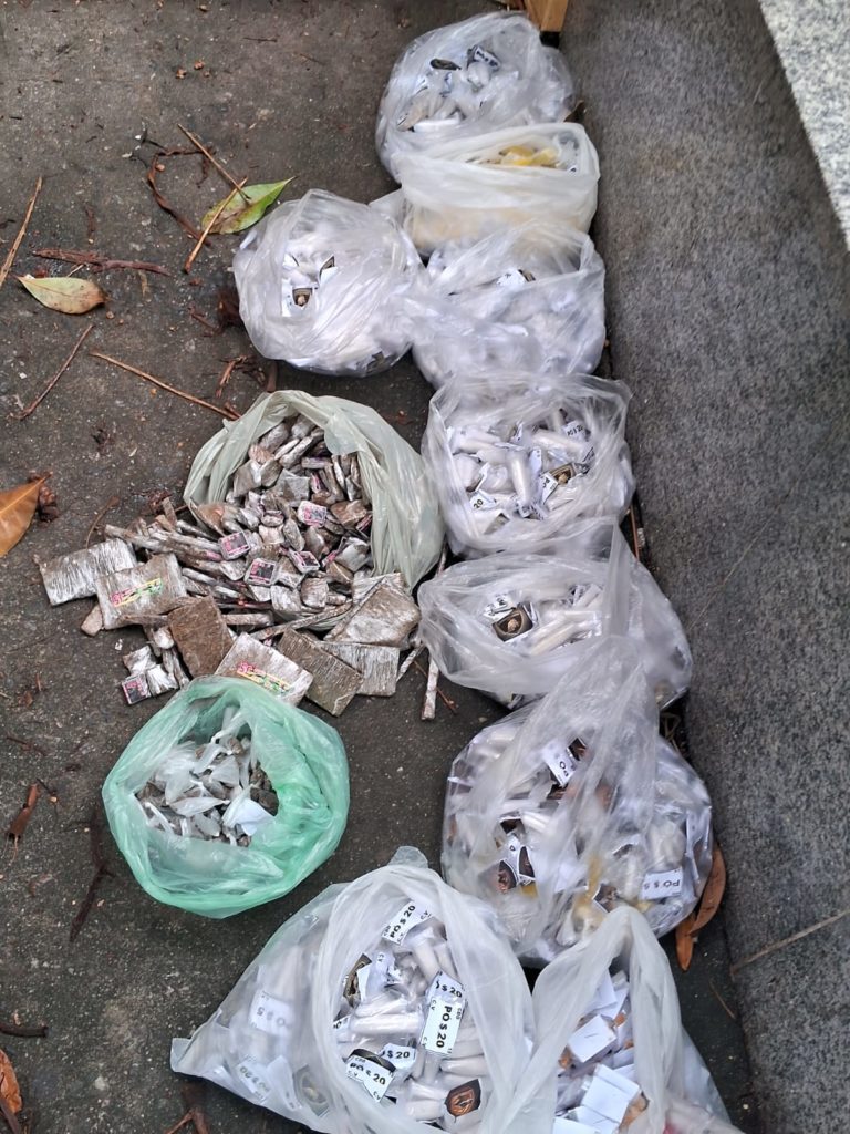 Polícia prende três e apreende drogas em operação na Cidade de Deus