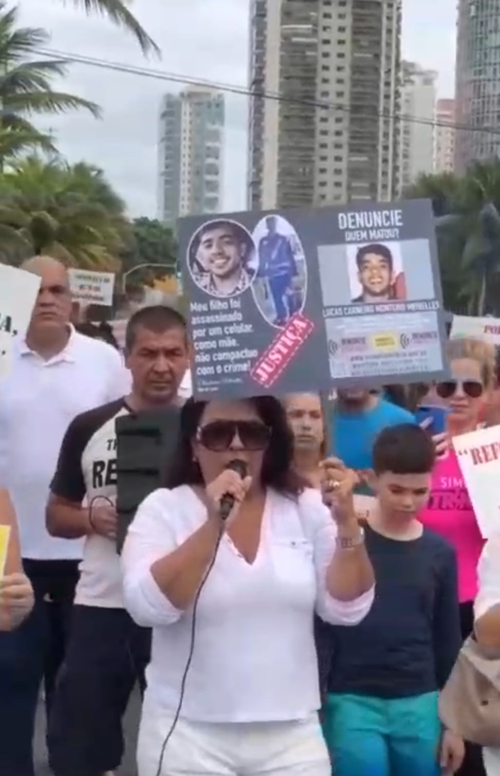 Familiares de jovem morto no Recreio em manifestação na Barra da Tijuca