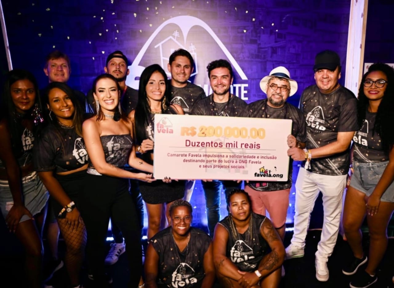 Camarote Favela entrega cheque de R$ 200 mil para ONG (Foto: Divulgação)