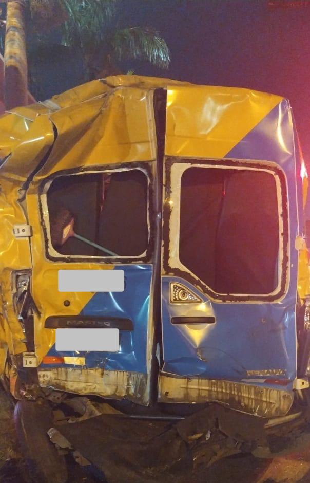 Van se envolve em acidente com caminhão na Rio-Magé