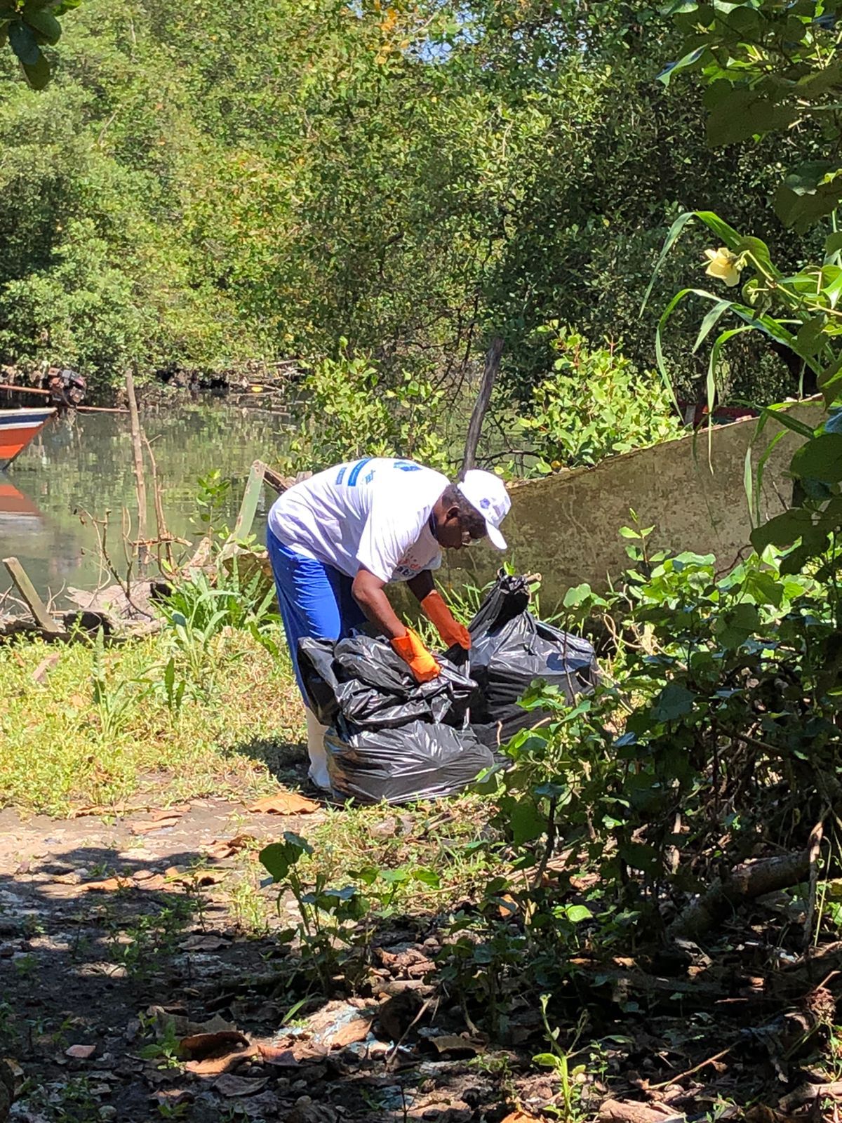 Pescadores de São Gonçalo recolhem 1,5 tonelada de lixo no primeiro dia após retorno às atividades (Foto: Divulgação)