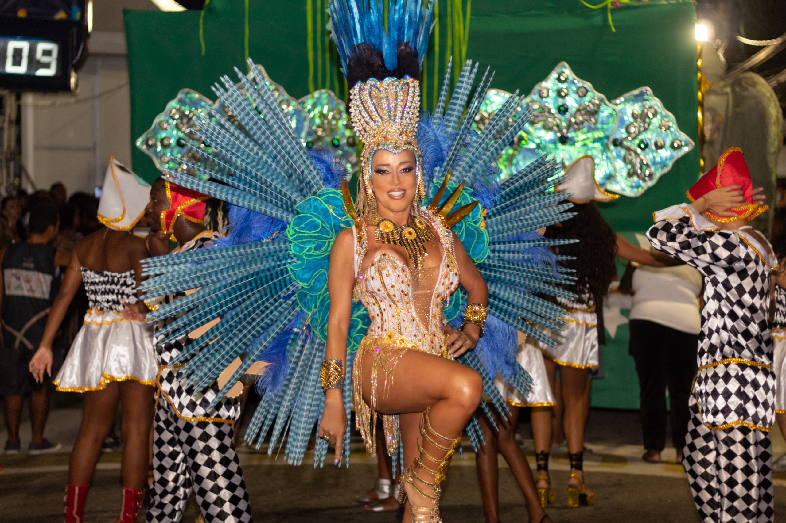 Rainha pé-quente: Duas escolas de samba em que Mulher Abacaxi reinou sobem de grupo: 'Estou em êxtase' (Foto: Divulgação)