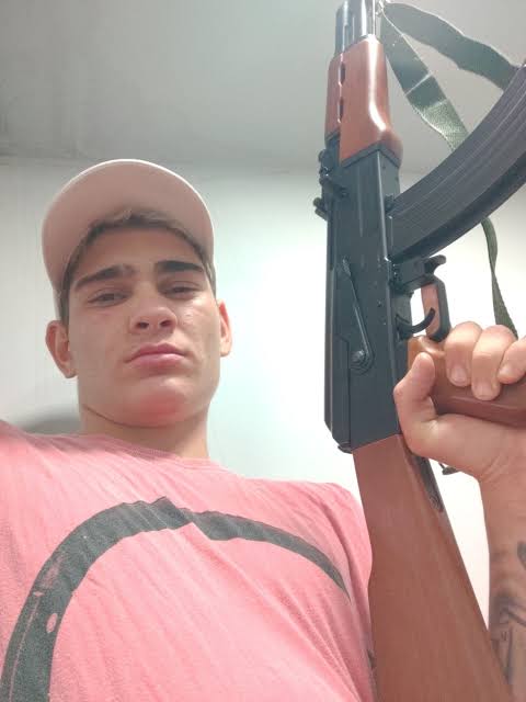 Acusado de matar jovem no Recreio dos Bandeirantes ostenta armas na internet