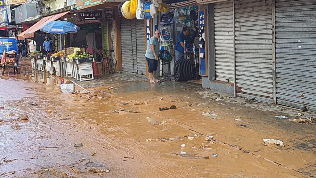 Centro de Nova Iguaçu com lamas do temporal que atingiu o município
