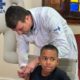 Daniel Soranz vacinando criança de 10 anos contra a dengue