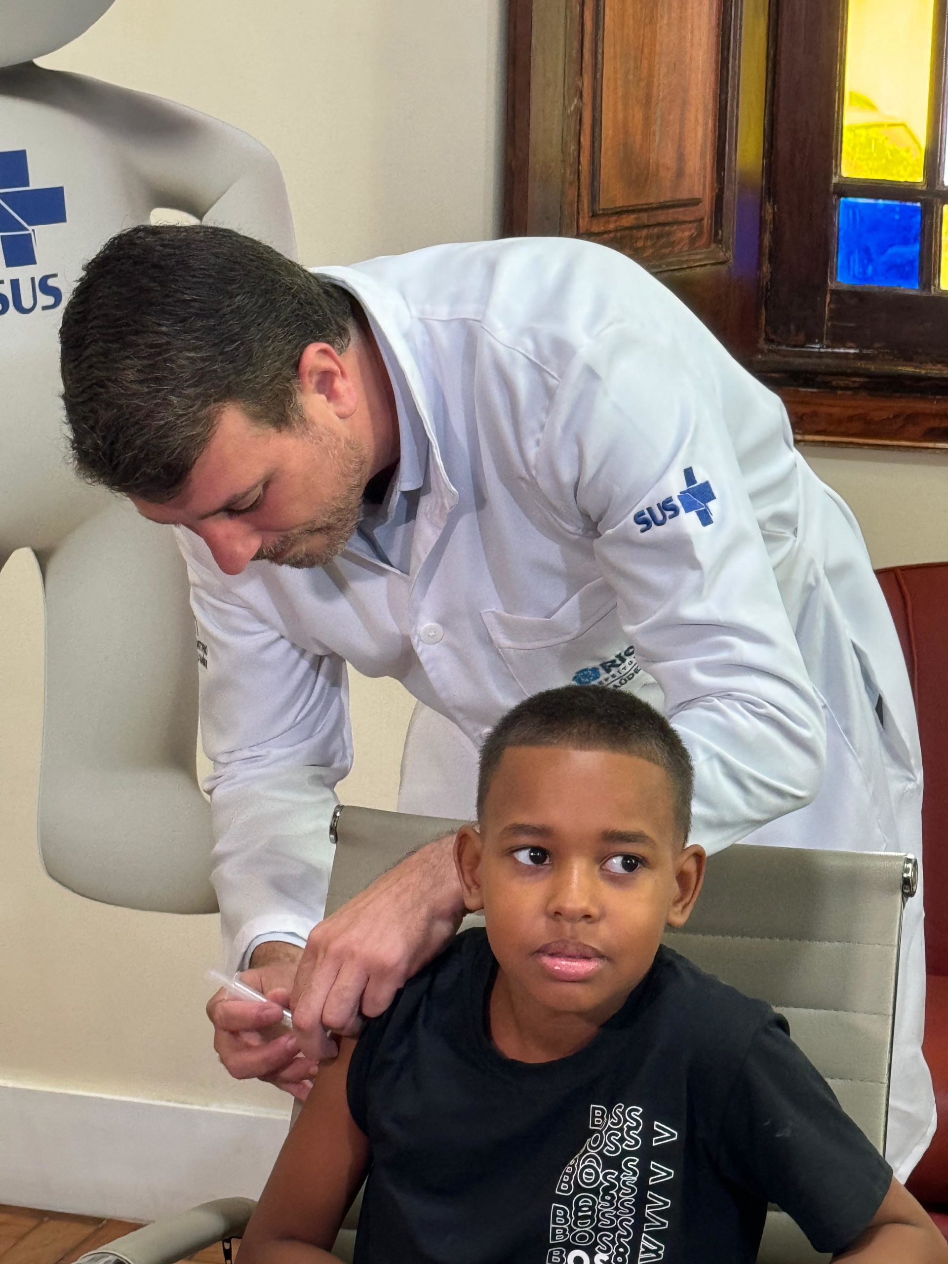 Daniel Soranz vacinando criança de 10 anos contra a dengue