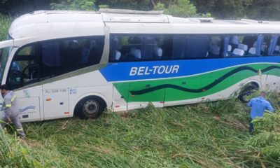 Ônibus capota, cai em barranco e deixa feridos na Rio Santos