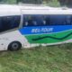 Ônibus capota, cai em barranco e deixa feridos na Rio Santos