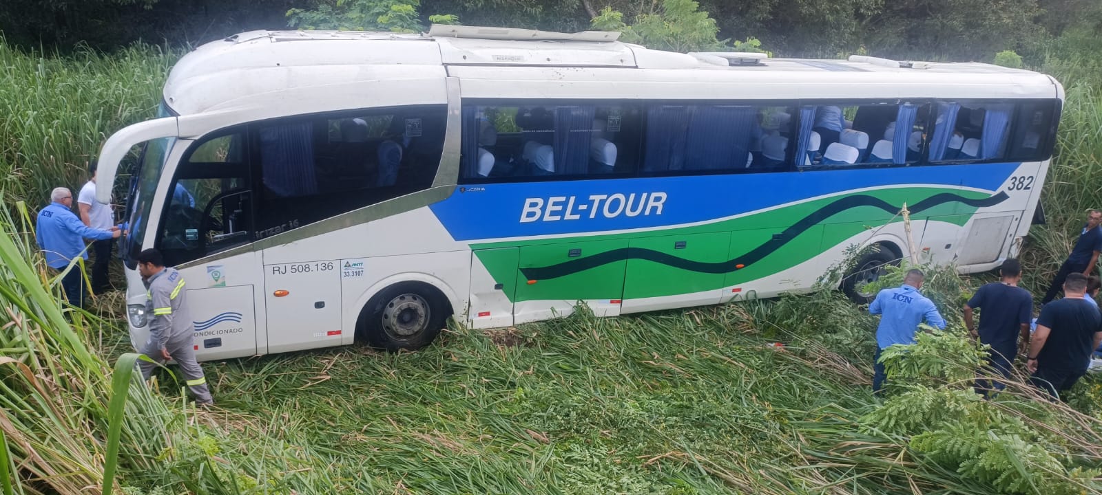 Ônibus capota, cai em barranco e deixa feridos na Rio Santos